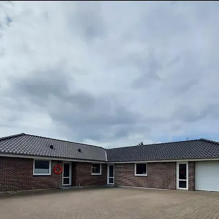 Stort Hus Lige Mellem Hav Og Fjord