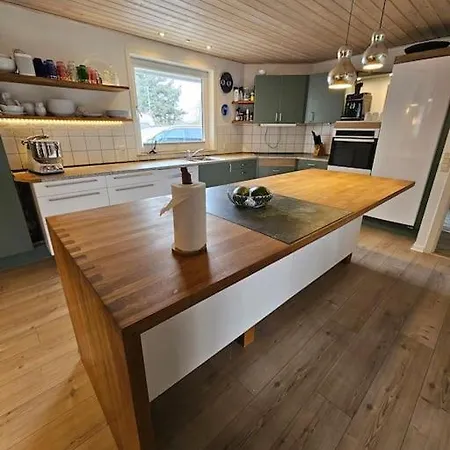 Stort Hus Lige Mellem Hav Og Fjord *
